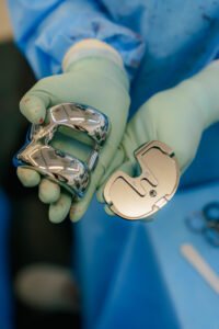 protese usada em artroplastia de joelho feita pela Dr. Camila Cavalheiro